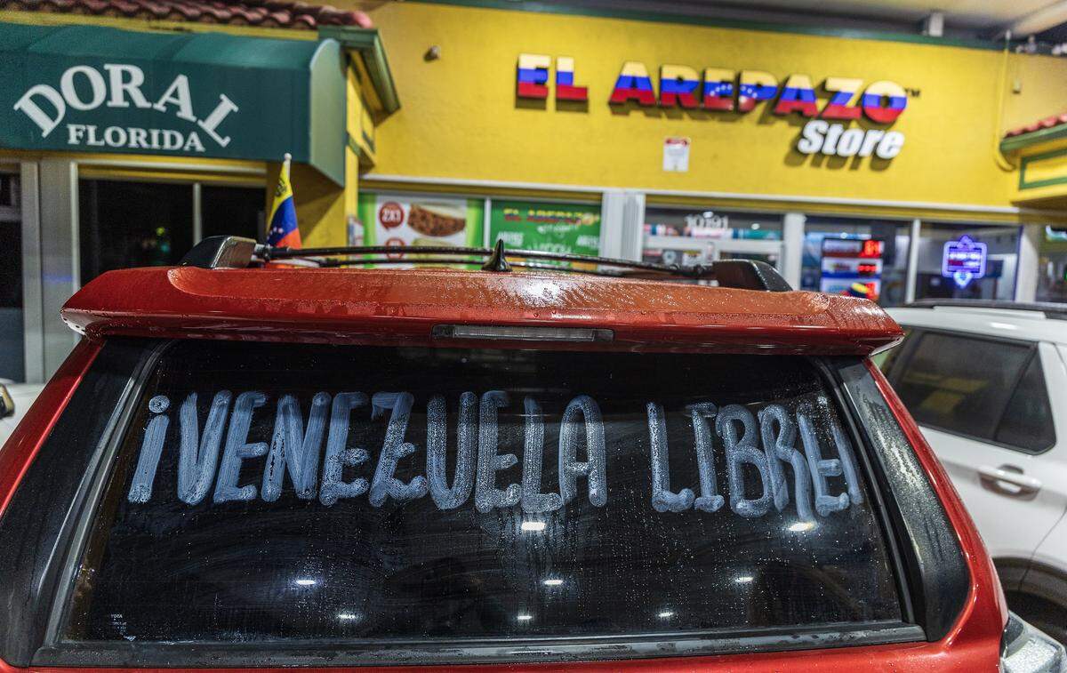 Venezolanos exiliados que viven en el sur de Florida celebraron frente a El Arepazo, en Doral, Florida, después de que Estados Unidos atacara Venezuela y capturara al líder venezolano Nicolás Maduro, el 3 de enero de 2026.