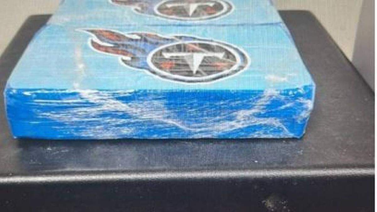 En la foto, dos kilogramos de fentanilo en una báscula. La droga fue enviada desde México a California y luego a Florida por el Servicio Postal de Estados Unidos, según registros judiciales federales. 
