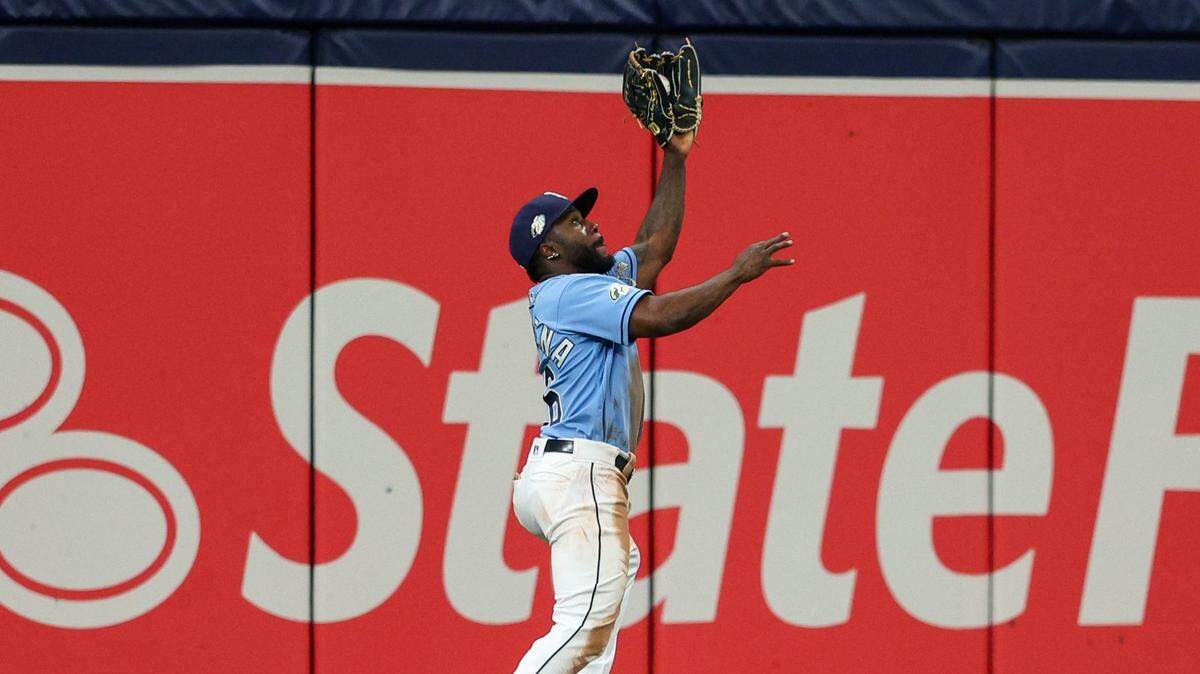 El jardinero de los Rays de Tampa Bay Randy Arozarena atrapa una pelota en el octavo inning del partido ante los Atléticos de Oakland, celebrado el 9 de abril de 2023 en el Tropicana Field en St. Petersburg, Florida. 
