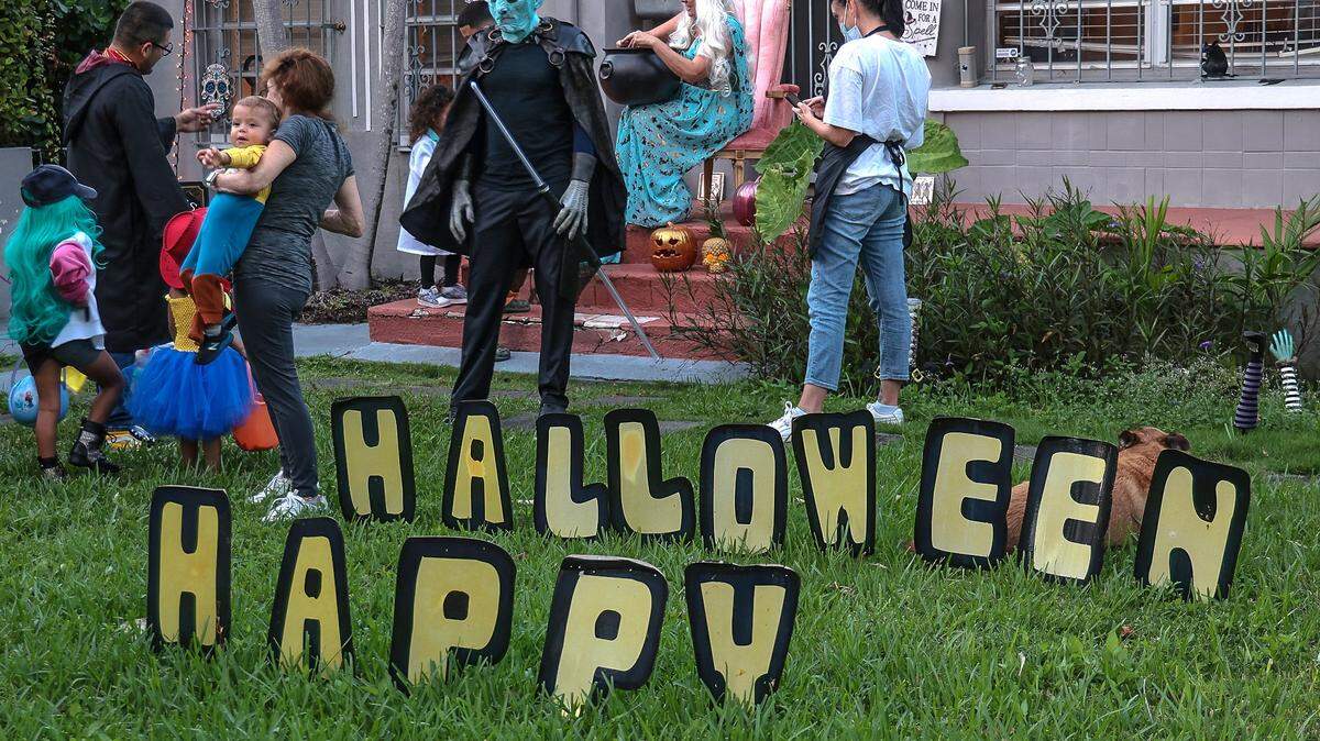 Residentes de Miami recorren el vecindario con niños haciendo el típico ‘Trick or Treat” de Halloween. Miami es considerada una de las ciudades más seguras para celebrar esta fiesta que saca a los niños a las calles y que requiere de mucha atención para evitar tragedias.