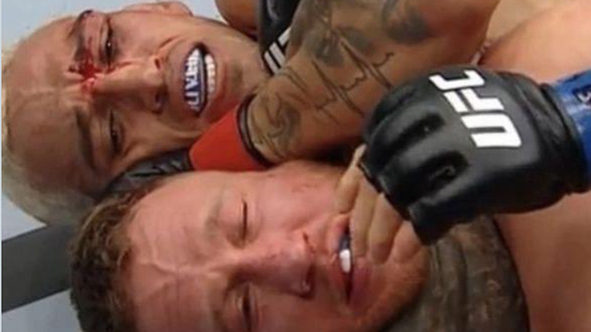 Charles Oliveira superó en el mismo primer asalto con una estrangulación a Justin Gaethje como el mejor peleador de su categoría, dejando atrás la controversia de la báscula donde dejó la faja, después de que se pasara media libra del peso establecido de 155.