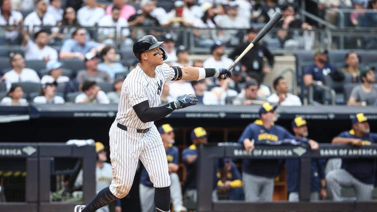 El jardinero de los Yankees Aaron Judge pegó tres jonrones y remolcó ocho carreras en el triunfo de su equipo 20-7 ante los Cerveceros de Milwaukee, en el partido celebrado el sábado en Nueva York.
