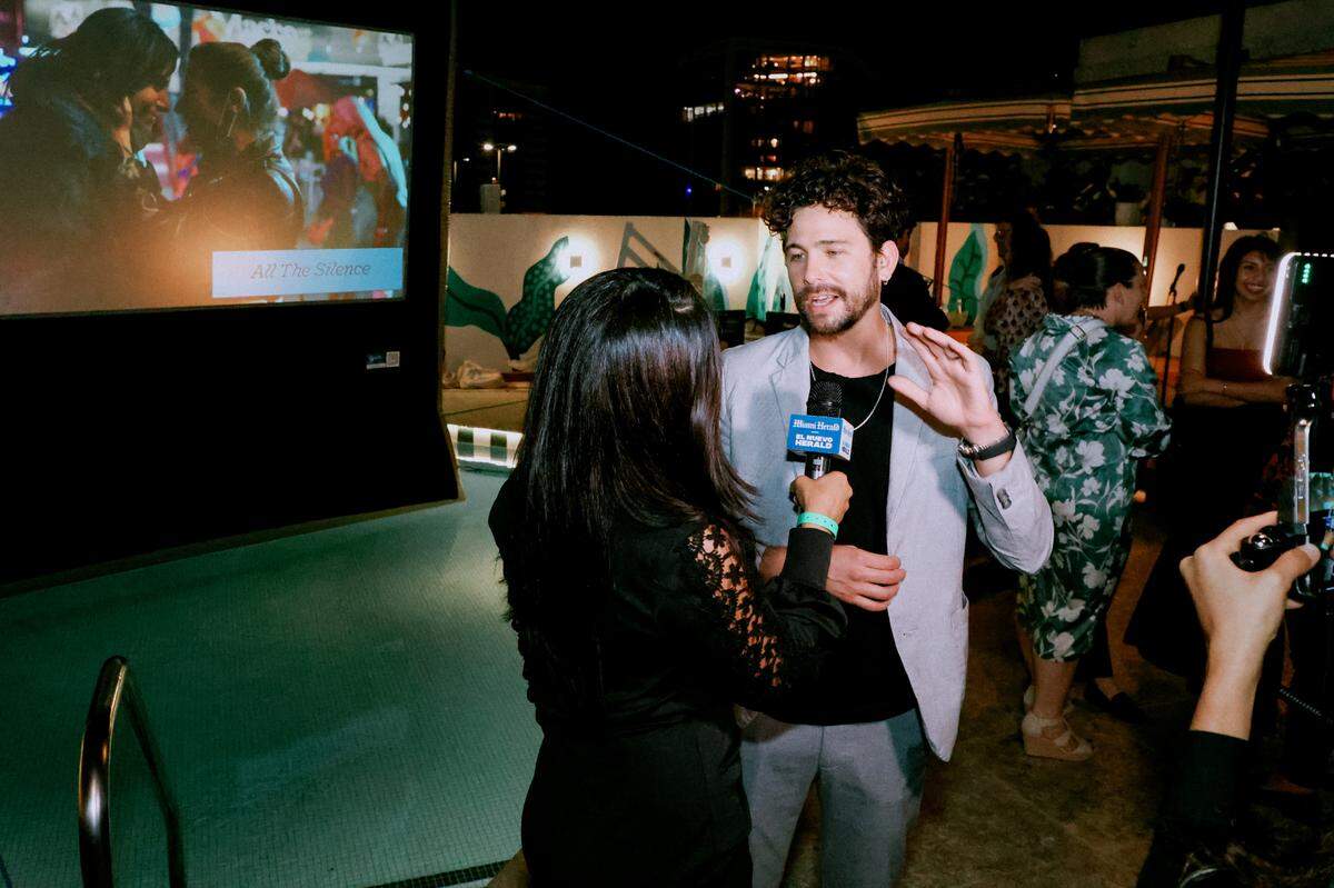 La periodista Esther Piccolino entrevista al actor Héctor Medina de “Los Frikis” dirigida por Tyler Nilson y Michael Schwartz.