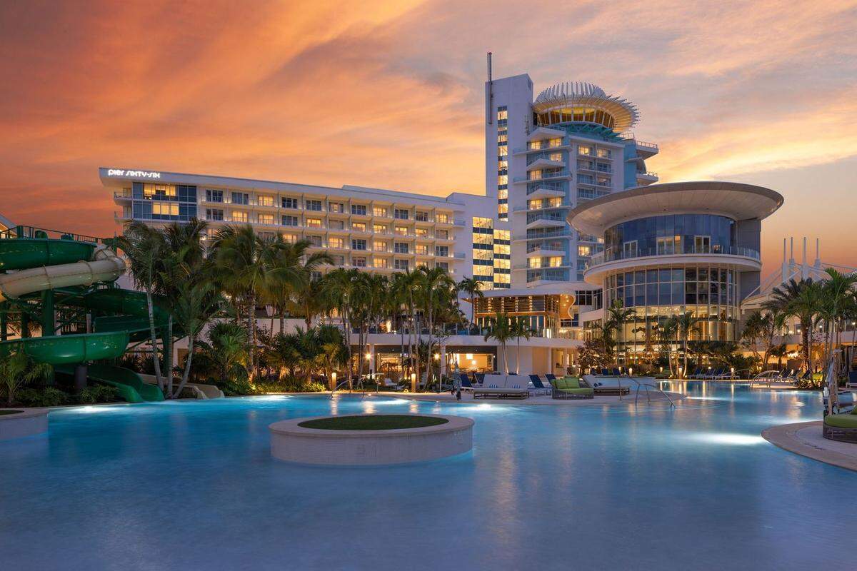 Vista a la piscina del resort Pier 66 en Fort Lauderdale.