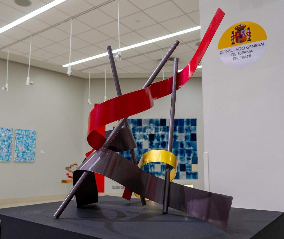 “Sirani”, 2021, de Constanza Laguna. Escultura de soldadura de hierro pintado y lacado sobre base de madera. 15.7 x 11.8 x 11.8 pulgadas (40 x 30 x 30 cm.).
