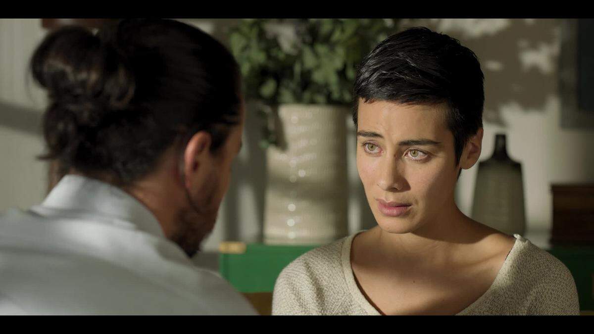 En Hulu la serie mexicana ‘No fue mi culpa’ (2021). La vida de la enfermera Mariana da un giro tremendo cuando su hermana pequeña, a quien cuidó luego de la muerte de sus padres, desaparece sin dejar rastro.