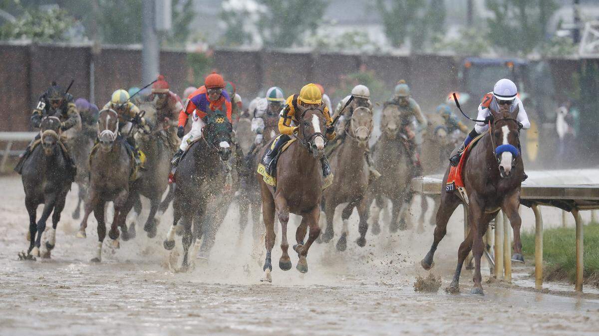 Mike Smith, a la derecha, sobre Justify, ganador del 144 Derby de Kentucky el sábado 5 de mayo del 2018, en Louisville, Kentucky.