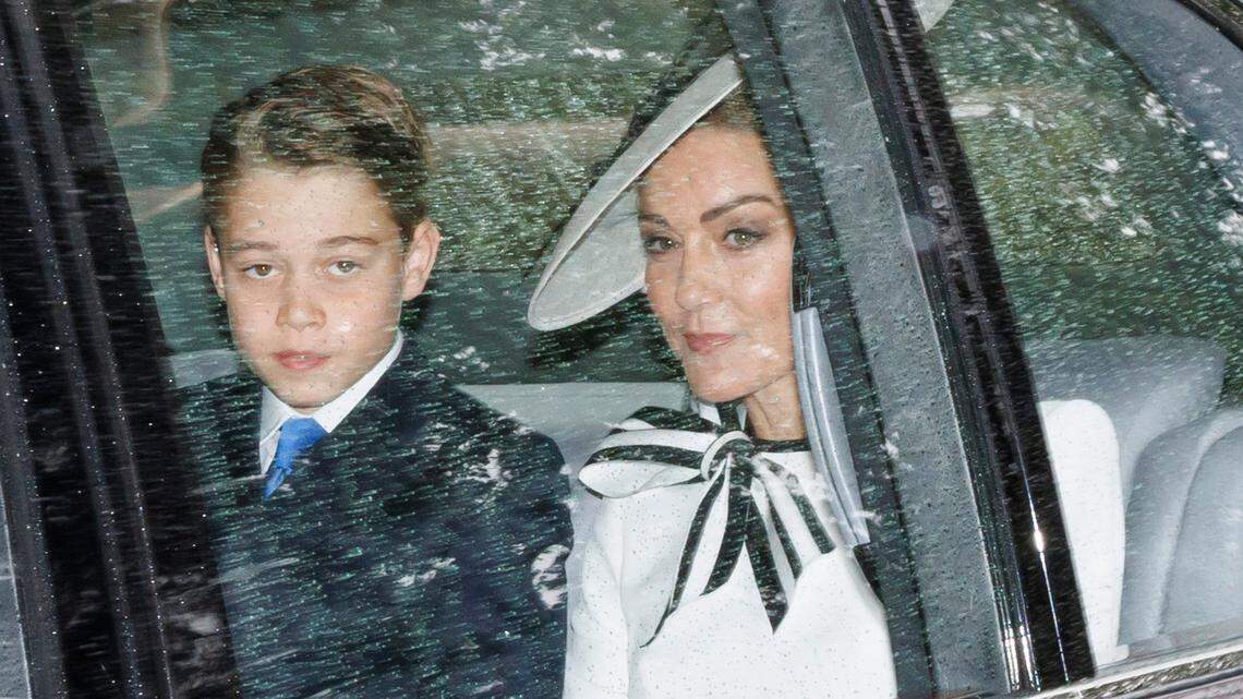 La princesa Catalina y su hijo, el príncipe Jorge, llegan al Palacio de Buckingham en Westminster, Reino Unido, para participar en la ceremonia para conmemorar el nacimiento de la monarquía británica, el 15 de junio de 2024. Esta fue la primera aparición publica de la princesa desde marzo, cuando anunció que fue diagnosticada de cáncer.