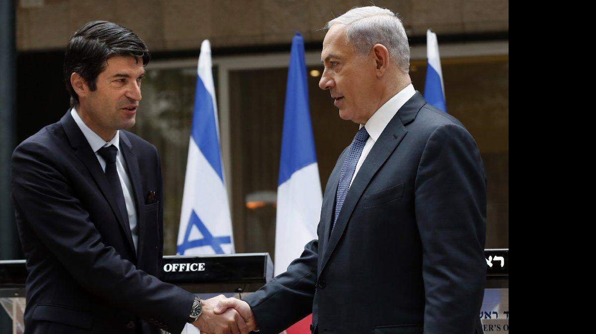 El primer ministro israelí, Benjamín Netanyahu (d) estrecha la mano del embajador de Francia en Israel, Patrick Maisonnave, después de presentar sus condolencias tras el ataque mortal del miércoles en las oficinas del periódico satírico francés Charlie Hebdo, en la residencia del primer ministro en Jerusalén el viernes, 09 de enero 2015.
