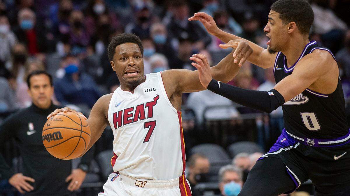 El escolta del Heat Kyle Lowry conduce la pelota ante la marca de Tyrese Haliburton, de los Kings, en el partido celebrado el 2 de enero de 2022 en Sacramento.