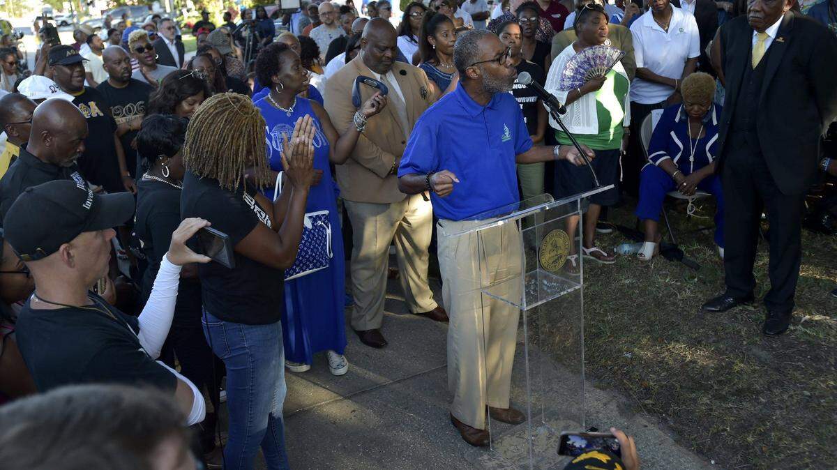 El pastor Jeffrey Rumlin se dirige a la audiencia durante una vigilia de oración el domingo para expresar la frustración y hartazgo por el ataque racista en Jacksonville, Florida.