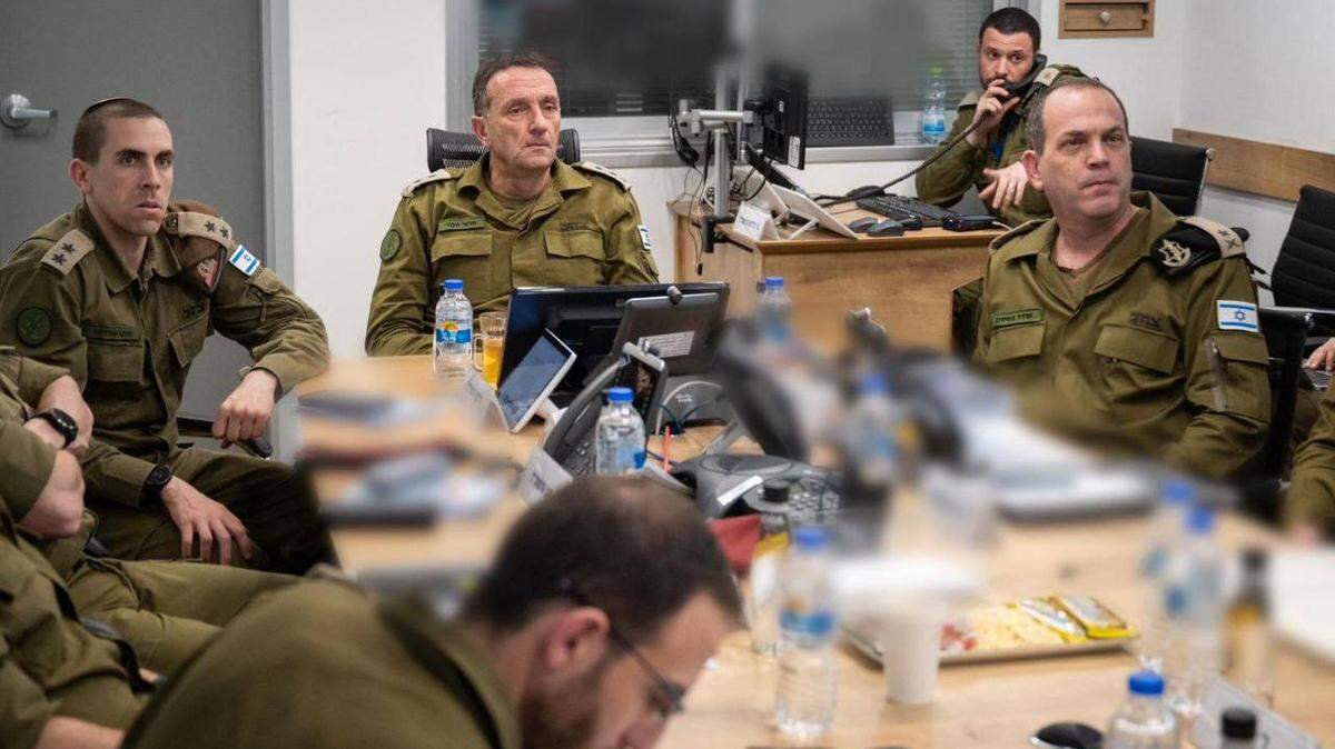 Herzi Halevi, jefe del Estado Mayor de las Fuerzas de Defensa de Israel, supervisa las operaciones militares de las fuerzas armadas israelíes desde la Tel Avid, el domingo 25 de agosto de 2024.