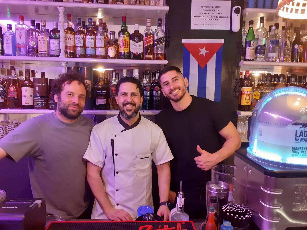 Yasel Rivero Iturria, Miguel Caballero y José Alejandro González, personal de Apululu.