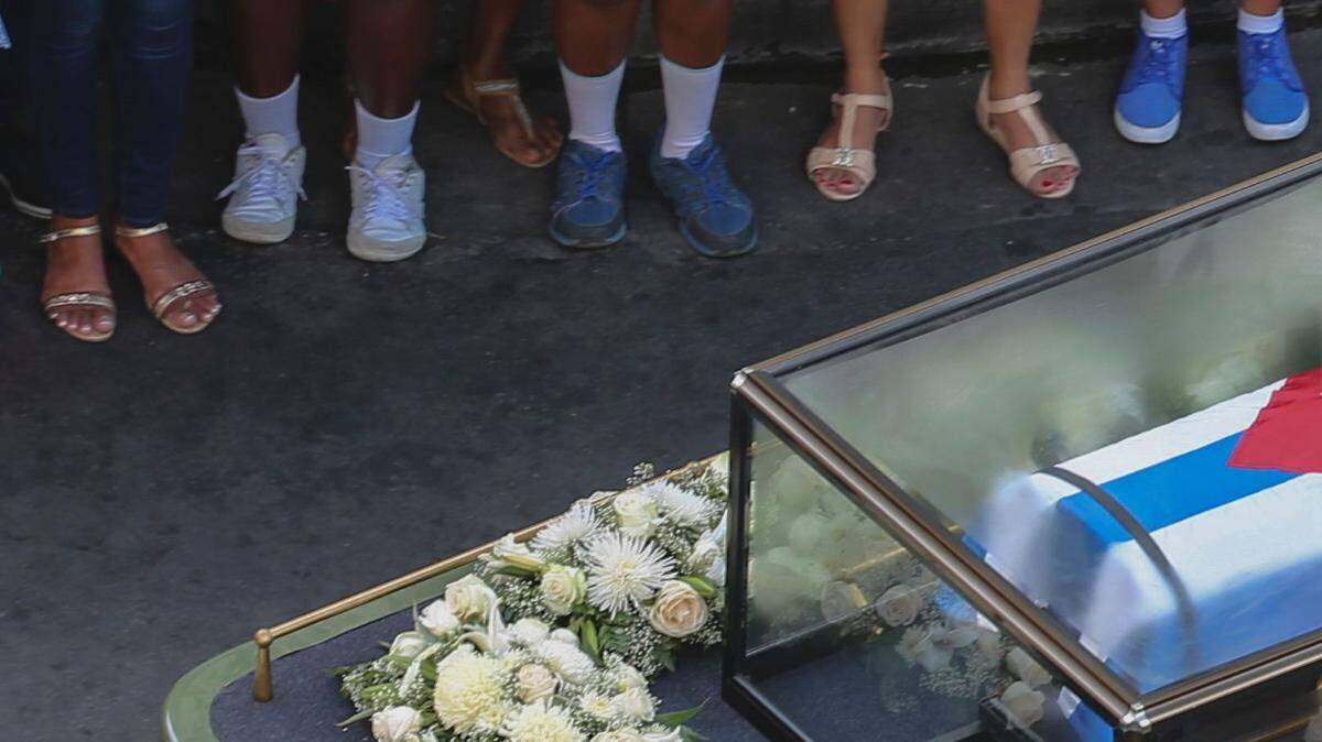 La urna que transporta las cenizas del ex líder cubano Fidel Castro llegan a Santiago de Cuba, el 3 de diciembre del 2016. 