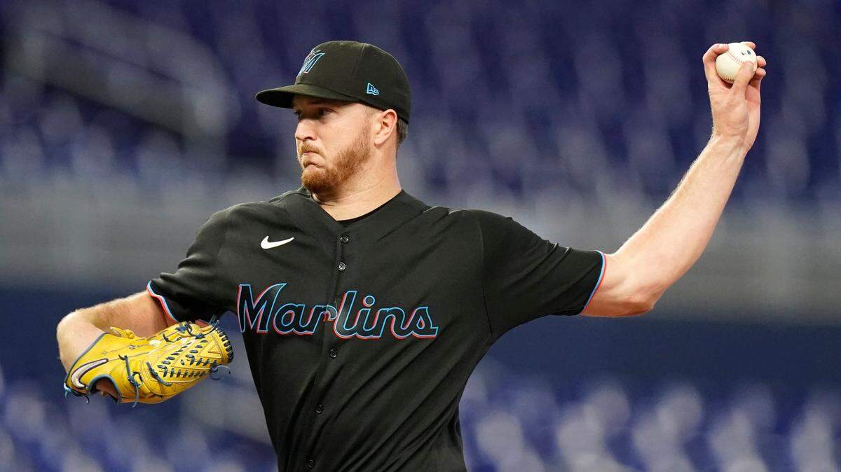 El abridor de los Marlins Trevor Rogers lanza en el primer inning del partido ante los Rangers de Texas, celebrado el 12 de septiembre de 2022 en Miami.