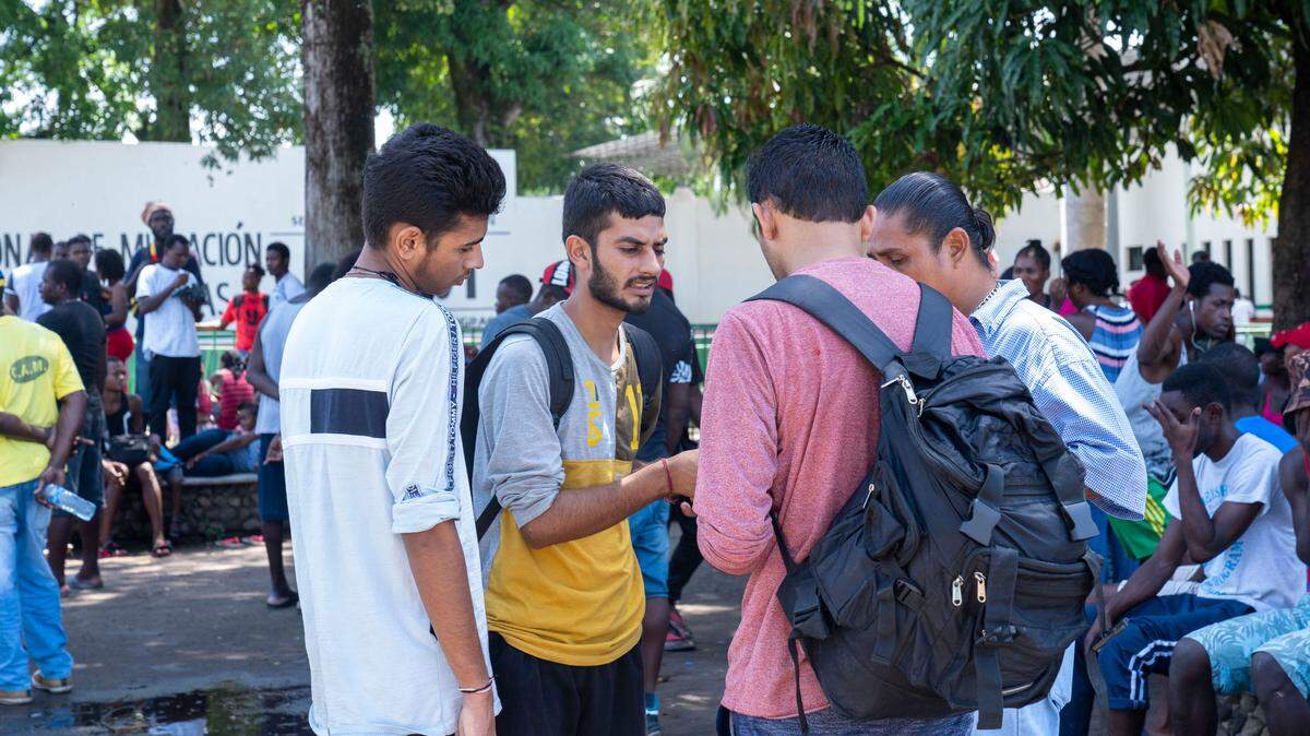 Foto de archivo. Un grupo de personas conversan en la estación migratoria Siglo XXI, ubicada en la localidad fronteriza de Tapachula, estado de Chiapas, México, que es considerada la más grande de Latinoamérica.