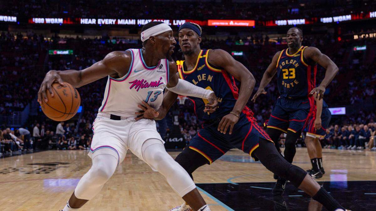 El centro del Heat Bam Adebayo (izq.) trata de pasar la marca de Jimmy Butler, de los Warriors de Golden State, en el partido celebrado el 25 de marzo de 2025 en Miami.