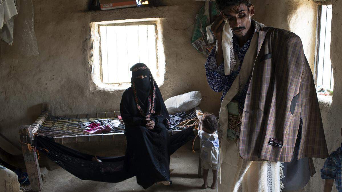 Ali al-Hajaji y su esposa, Mohamediah Mohammed, con su hijo Shakir de 1 año en su casa en Juberia, Yemen. La pareja ya perdió un hijo de cuatro años que murió de hambre.