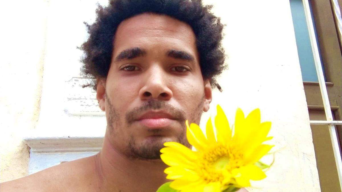 Luis Manuel Otero Alcántara sostiene un girasol durante una manifestación virtual convocada por la Unión Patriótica de Cuba y otros grupos opositores. 