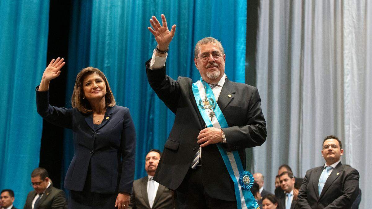 El nuevo presidente de Guatemala, Bernador Arévalo, y la nueva vicepresidenta, Karin Herrera, saludan después de la ceremonia de inauguración en el Palacio Nacional, en la madrugada del lunes 15 de enero de 2024.