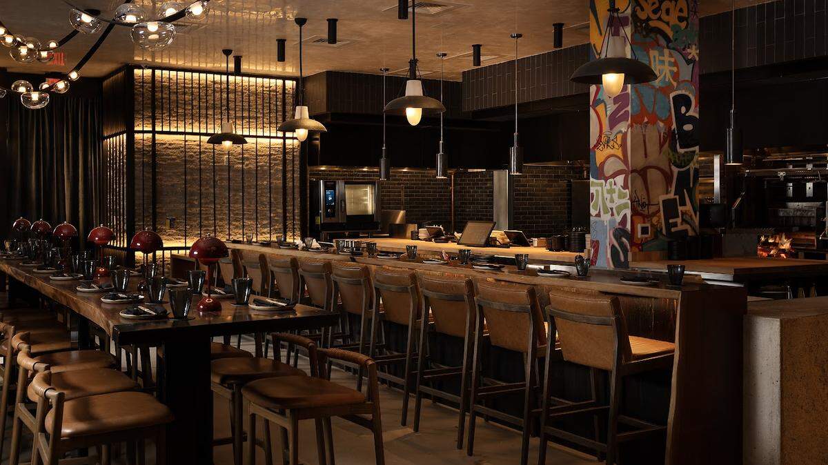 La mesa del chef y el interior de Shiso, un restaurante asiático ahumado del chef Rahaeem Sealey, que llega a Wynwood.