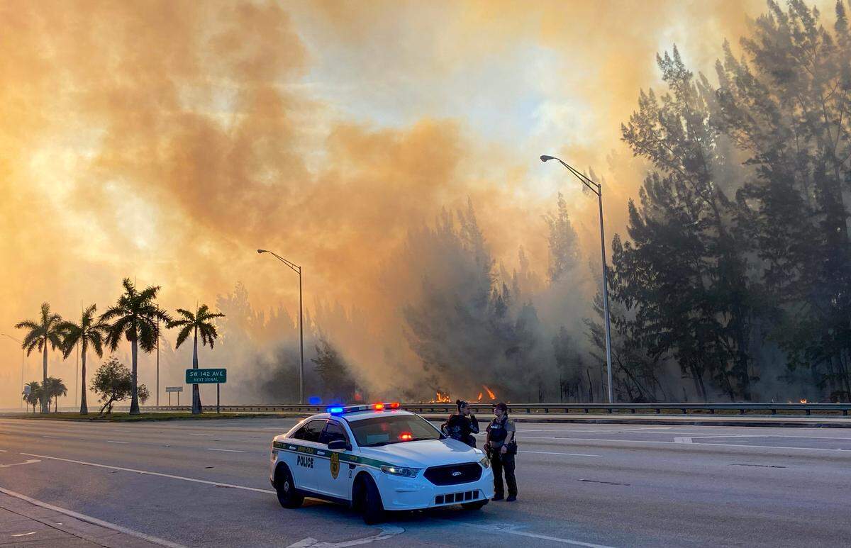 La policía cerró SW 8th Street en ambas direcciones debido al denso humo causado por un incendio de pasto en SW 137 Avenue y SW 8 Avenue en Miami, el domingo 14 de abril de 2024.