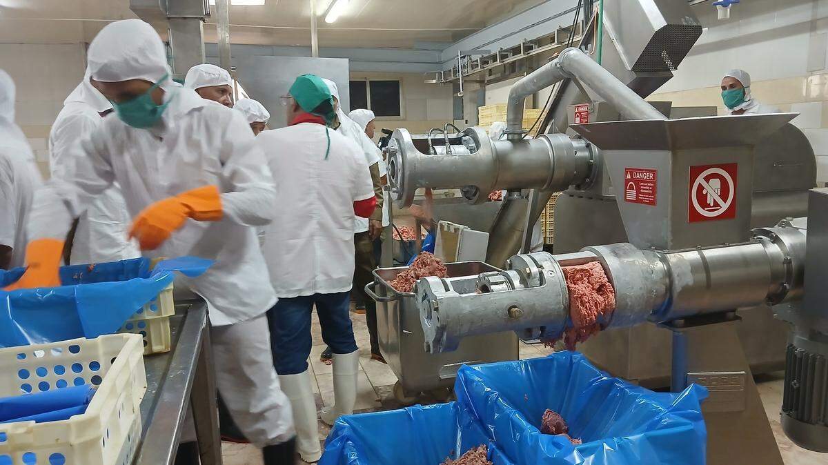 La Empresa Cárnica de Sancti Spíritus celebró la inauguración de la primera planta de carne deshuesada mecánicamente en Cuba.