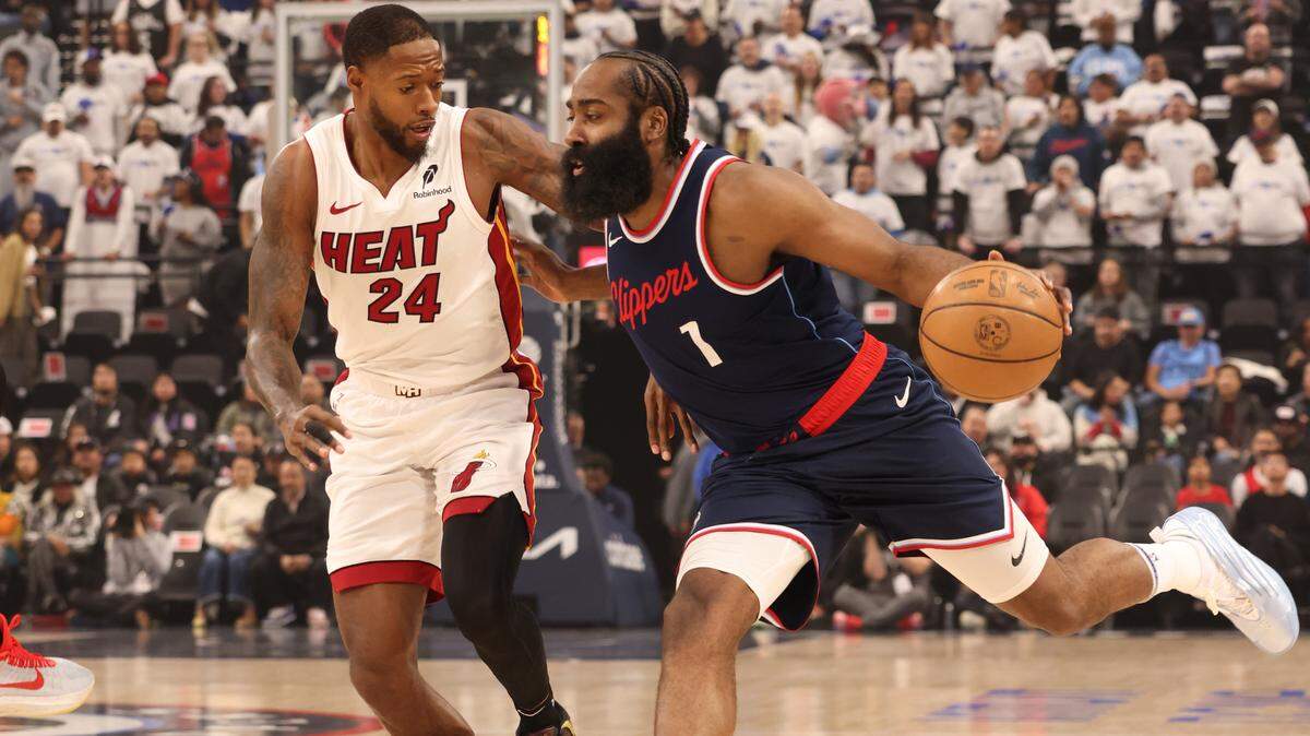 El jugador de los Clippers James Harden (der.) conduce la pelota ante la marca de Haywood Highsmith, del Heat de Miami, en el partido celebrado el 13 de enero de 2025 en Los Angeles.