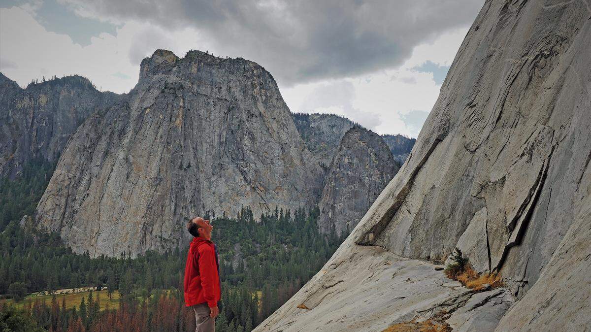 Foto de archivo. Un hombre mira El Capitán, la icónica formación rocosa del Parque Nacional de Yosemite en California.
