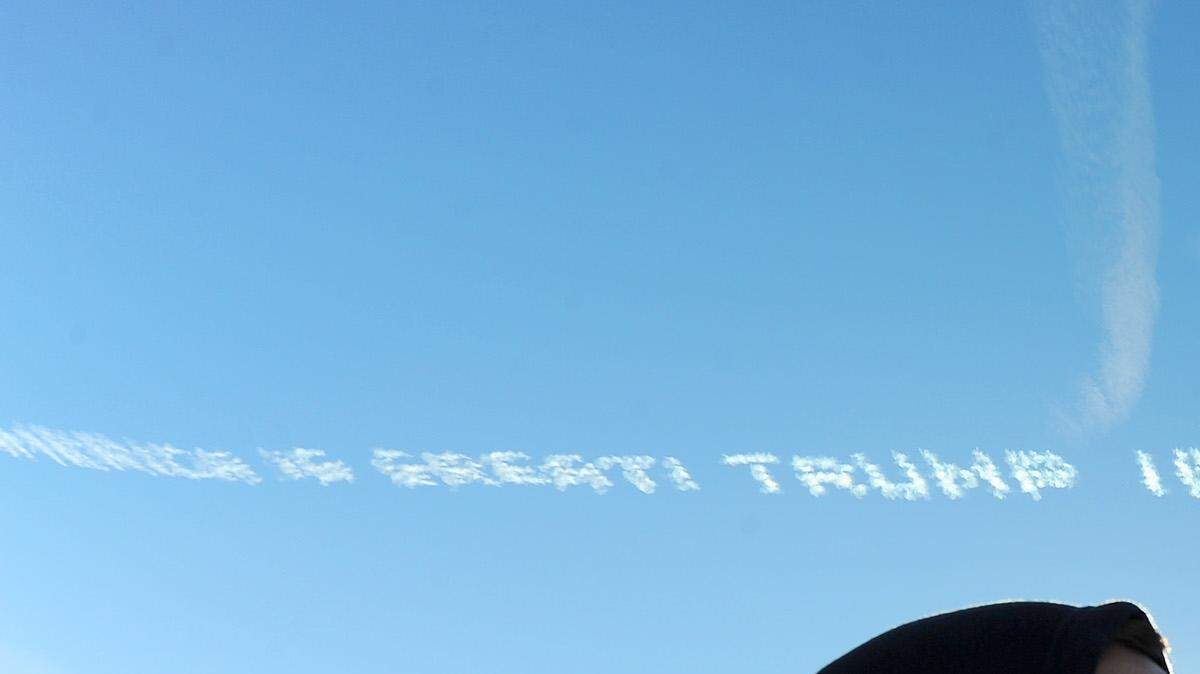 Varios aviones dibujaron el viernes en el cielo californiano eslóganes denunciando al conservador Donald Trump, candidato que encabeza las encuestas para las elecciones primarias republicanas de cara a las presidenciales de 2016 en Estados Unidos.