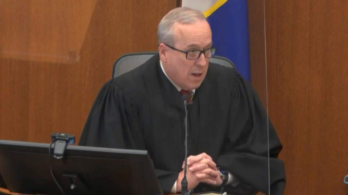 En esta imagen de video, el juez del condado de Hennepin Peter Cahill habla con el jurado en el juicio contra el exoficial de policía de Minneapolis Derek Chauvin, el jueves 15 de abril de 2021, en el Palacio de Justicia del condado de Hennepin en Minneapolis, Minnesota.
