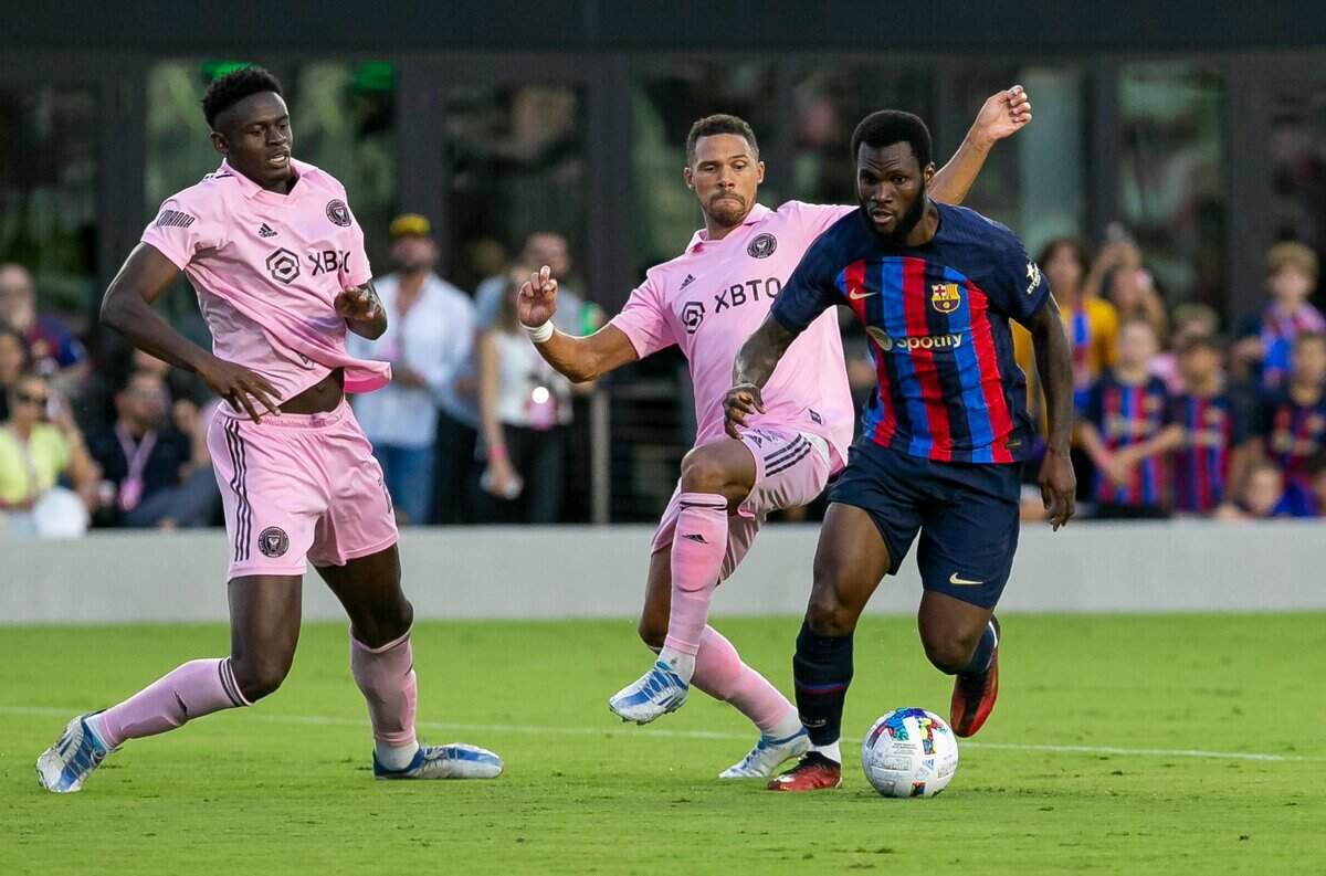 El jugador de Barcelona Franck Kessie conduce la pelota ante la marca defensa del Inter Miami, en el partido celebrado el 19 de julio de 2022 en el DRV PNK Stadium en Fort Lauderdale, Florida.