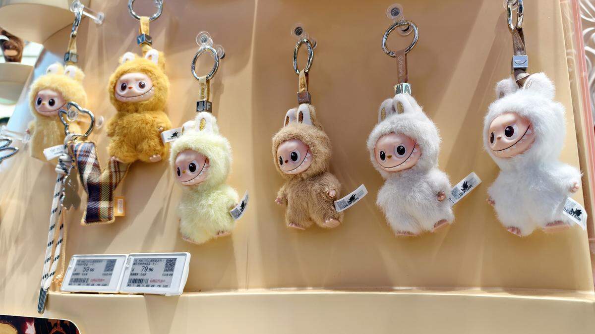 Clientes compran la versión mini de la muñeca Labubu en una tienda Pop Mart en Shanghái, China, el 28 de agosto de 2025.