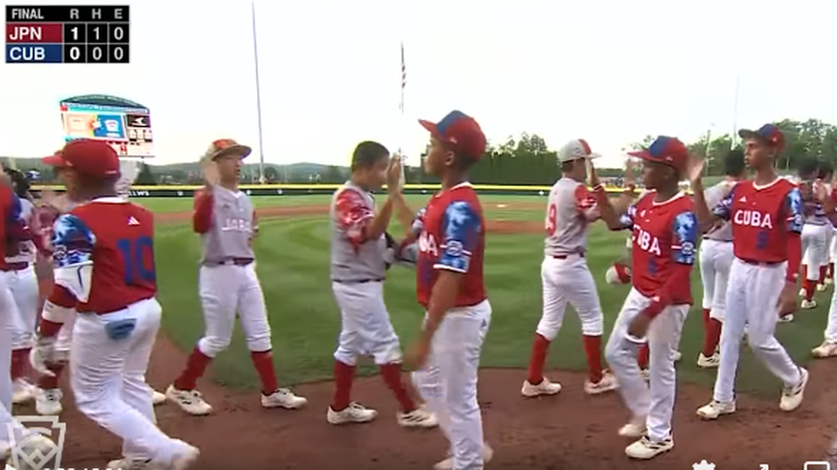 Los jugadores cubanos saludan a los del equipo japonés al final del partido de la Serie Mundial de las Pequeñas Ligas, celebrado el 16 de julio de 2023 en Williamsport, Pensilvania.