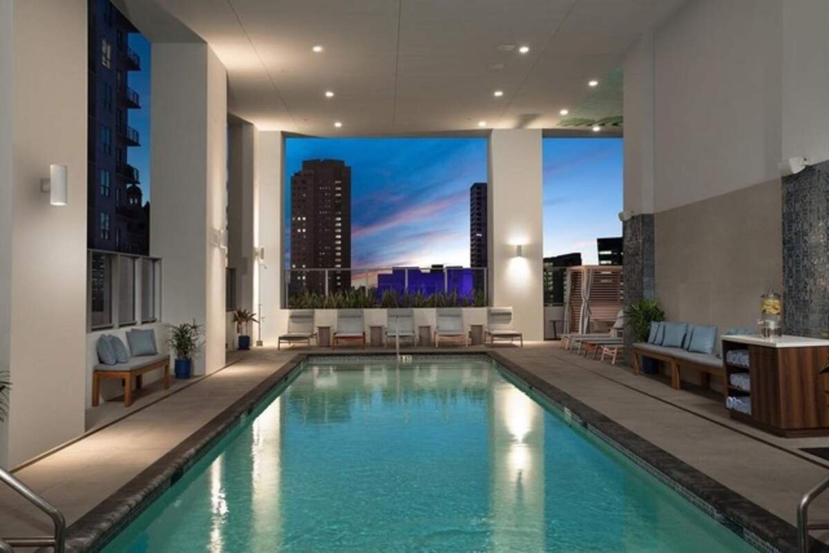 El rooftop Vela Sky del&nbsp;YOTEL Miami,&nbsp;es el lugar ideal pues se encuentra ubicado a pocos pasos del Bayfront Park.