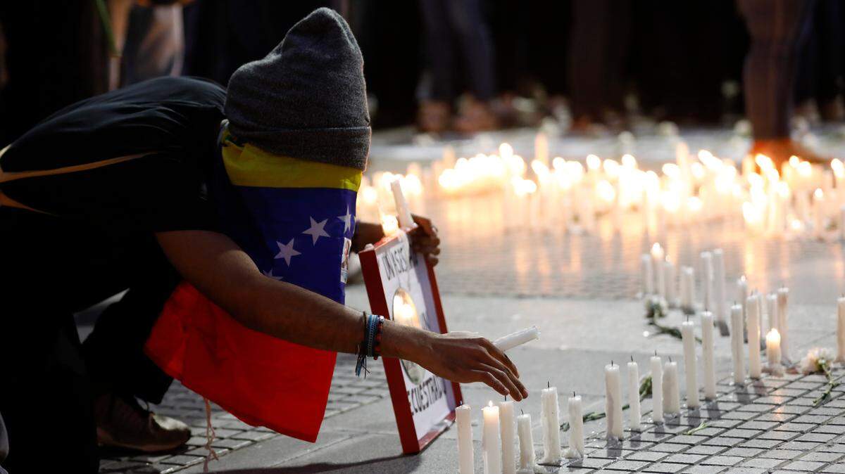 FAMILIARES DE personas encarceladas prenden velas para protestar las violencia y las detenciones ilegales en Venezuela del gobierno de Nicolás Maduro, el 8 de agosto de 2024, en Caracas.