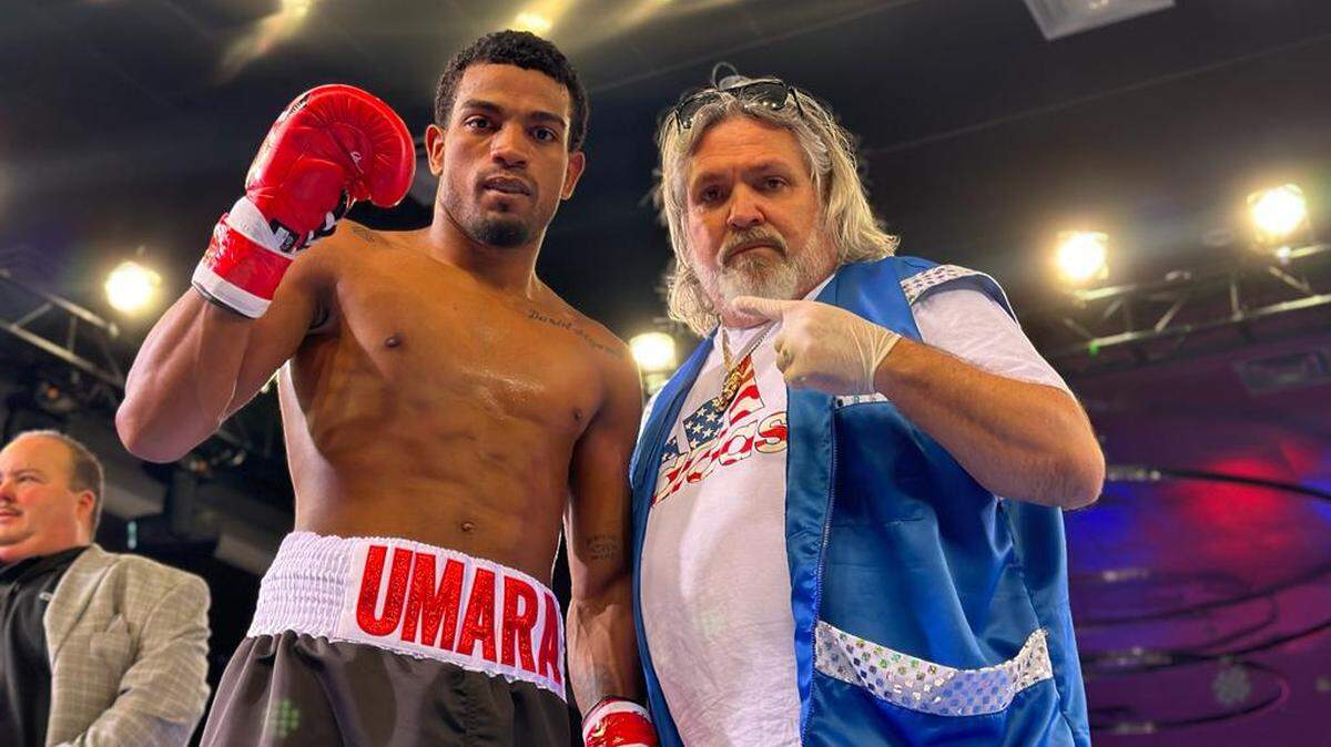 Idalberto Umara conquistó su novena victoria como profesional y su segunda en Orlando al imponerse al colombiano David Julio Bassa. Aquí con su entrenador Osmiri Fernández.