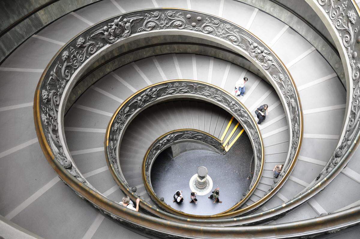 Escalera de caracol en Museo Vaticano (Vaticano).