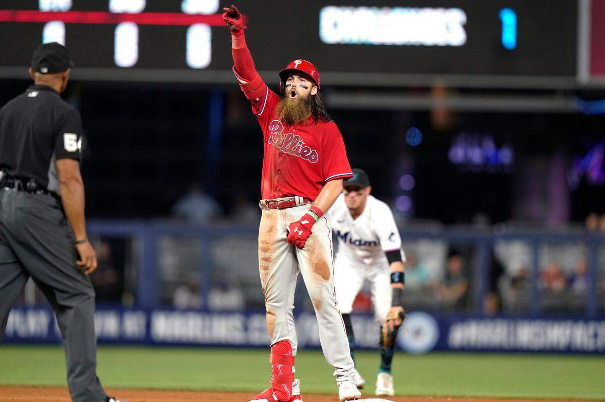 El jardinero de los Filis Brandon Marsh gesticula tras batear un doble en el quinto inning del partido ante los Marlins, celebrado el 15 de septiembre de 2022 en Miami.