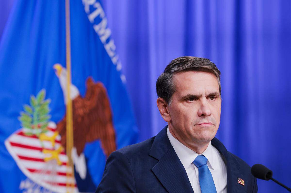 El fiscal general adjunto Todd Blanche habla durante una conferencia de prensa para anunciar una actualización sobre los archivos del caso Epstein en el Departamento de Justicia, el 30 de enero de 2026 en Washington, DC.