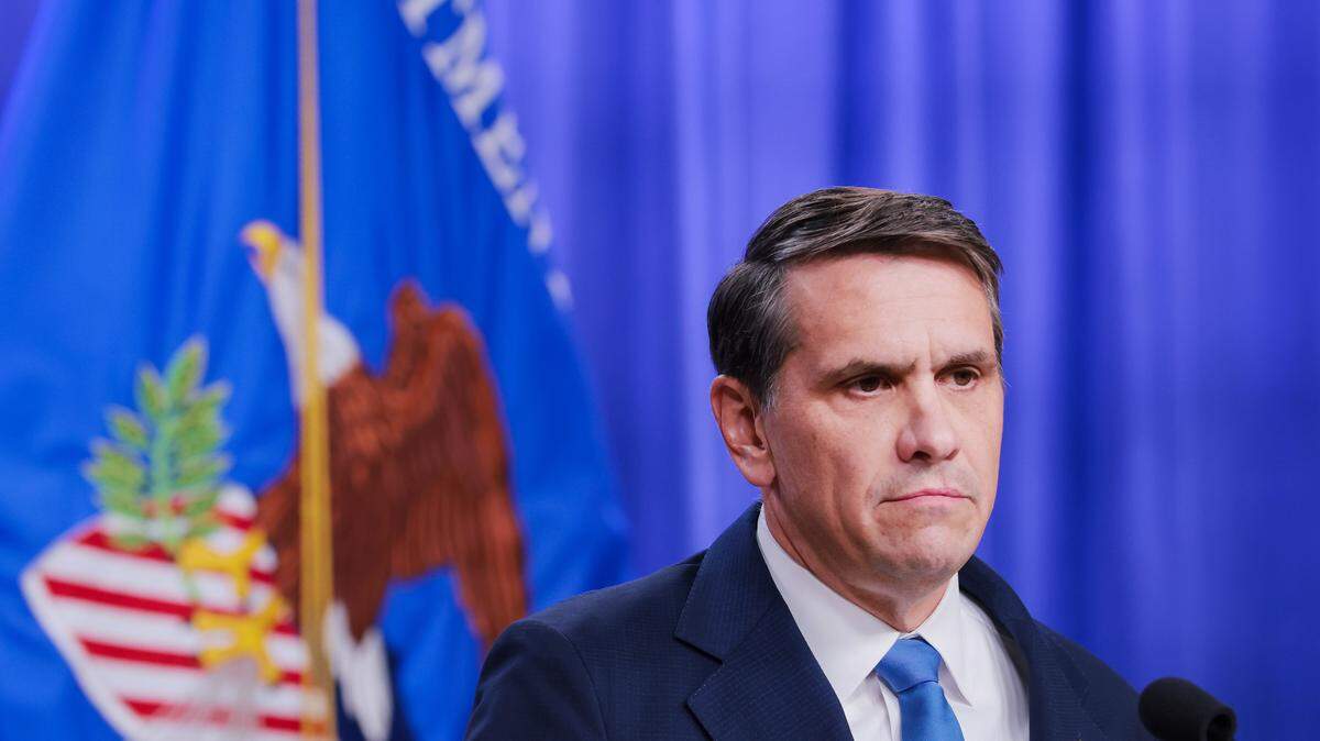 El fiscal general adjunto Todd Blanche habla durante una conferencia de prensa para anunciar una actualización sobre los archivos del caso Epstein en el Departamento de Justicia, el 30 de enero de 2026 en Washington, DC.