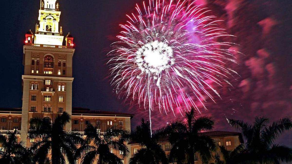 Los fuegos artificiales alumbran el cielo en el Hotel Biltmore, en Coral Gables, durante la celebración del 4 de Julio. 