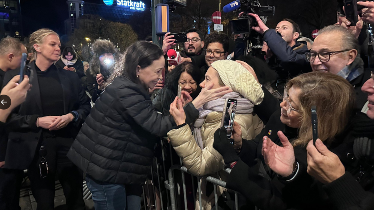 La líder opositora de Venezuela, María Corina Machado, saluda a sus seguidores el miércoles en Oslo, Noruega, horas después de que su hija recibiera en su nombre el Premio Nobel de la Paz 2025.