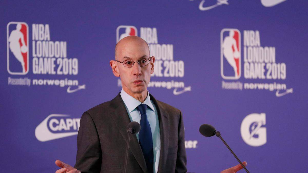 El comisionado de la NBA habla en un conferencia de prensa el 17 de enero de 2019 en Londres.
