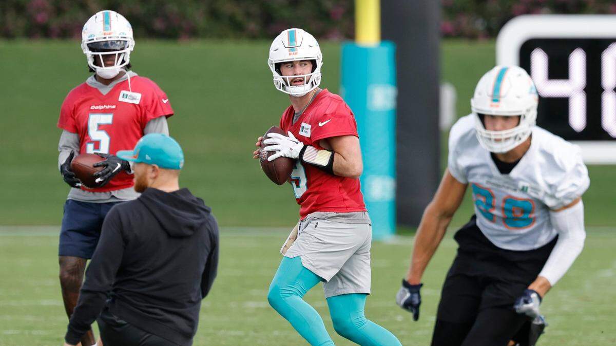 El quarterback de los Dolphins Skylar Thompson pasa el ovoide en una práctica del equipo, el 4 de enero de 2023 en Miami Gardens, Florida.