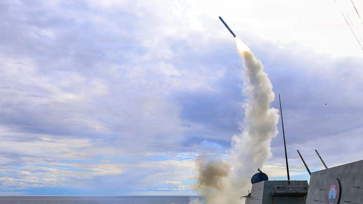 En esta imagen publicada por la Marina de EEUU, el destructor de misiles guiados clase Arleigh Burke USS Thomas Hudner (DDG 116) dispara un misil de ataque terrestre Tomahawk en apoyo de la Operación “Epic Fury”, el domingo 1 de marzo de 2026.