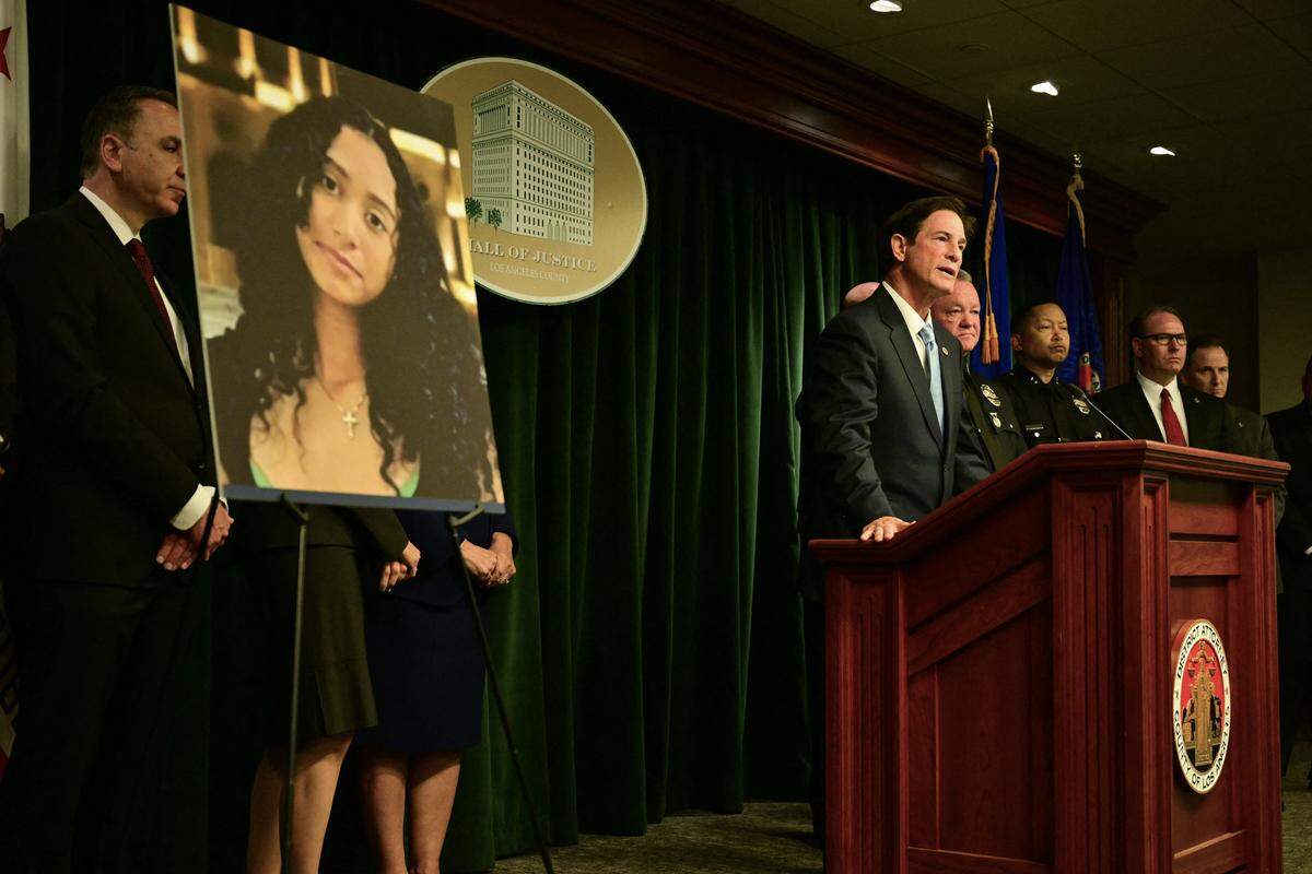 El fiscal del condado de Los Angeles, Nathan J. Hochman (C), y el jefe del Departamento de Policía de Los Angeles (LAPD), Jim McDonnell (C, R), ofrecen una rueda de prensa sobre el caso contra el cantante d4vd en Los Angeles, el 20 de abril de 2026.