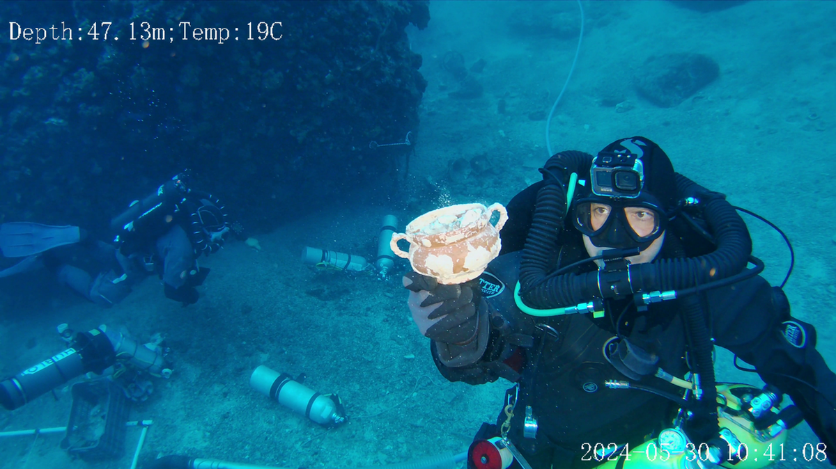 Un equipo internacional de buzos y arqueólogos exploraron el naufragio de 2,000 años de antigüedad y encontraron cientos de diferentes artefactos.