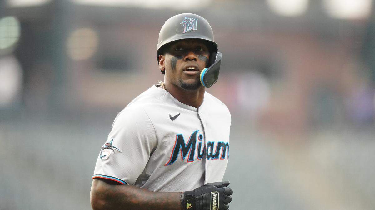 El bateador designado de los Marlins corre las bases tras pegar un jonrón en el primer inning del partido ante los Rockies de Colorado, celebrado el 23 de mayo de 2023 en Colorado.