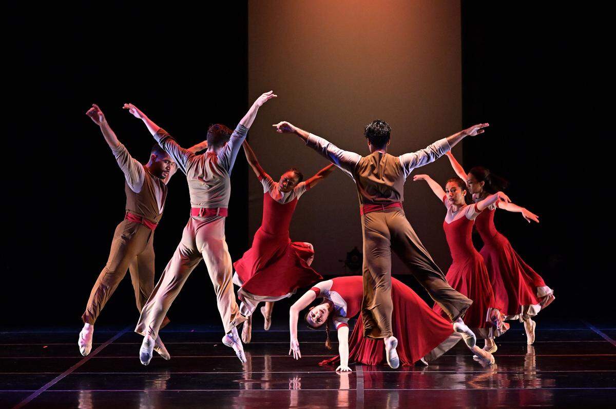 Los bailarines de Dance NOW! Miami en “Anusim” de Hannah Baumgarten y Diego Salterini.